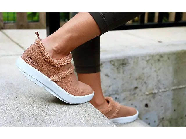 OOFOS Women's OOcoozie Low